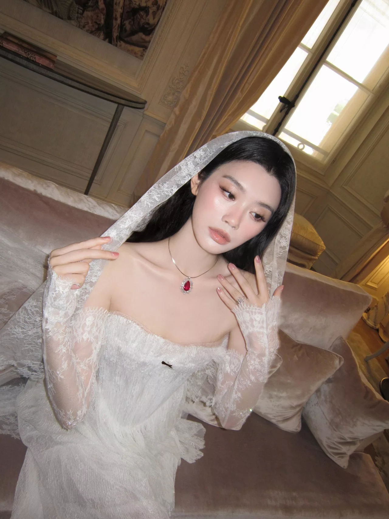 Hề Mộng Dao diện thiết kế từ Montsand trong bộ hình pre-wedding