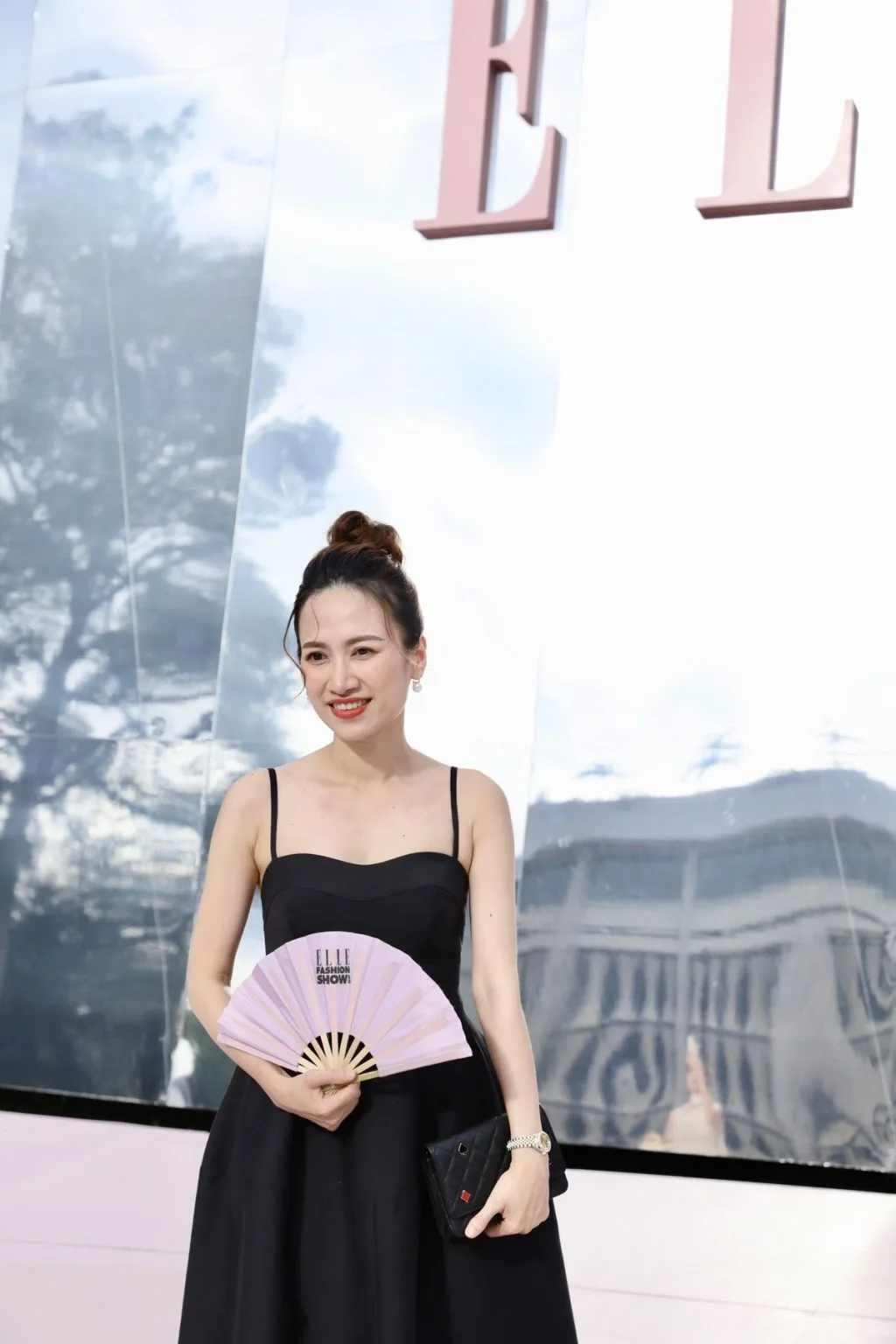 Cô diện đầm đen sang trọng. Cô diện đầm đen sang trọng.