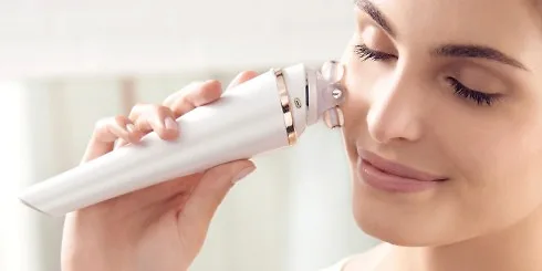 Nếu sở hữu làn da khô ráp, hay đang bị mụn tấn công, bạn nên hạn chế sử dụng máy rửa mặt, tránh trường hợp làm trầy xước vùng da bị mụn và khiến da càng khô thêm 