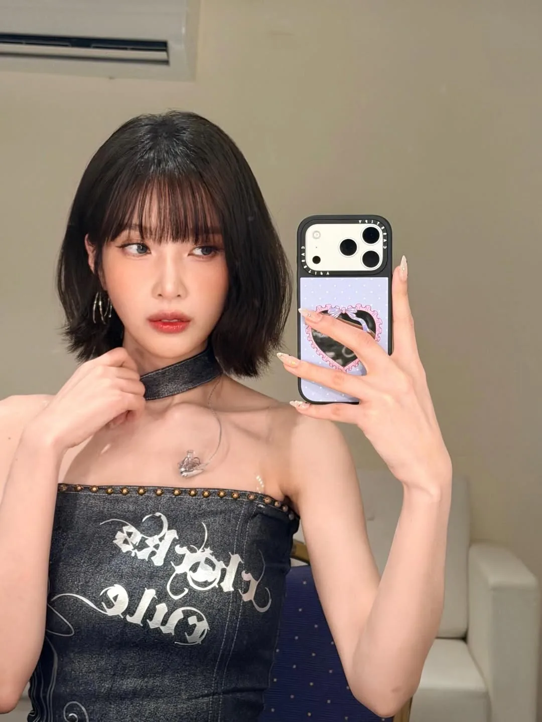 Joy (Red Velvet) chụp hình trước gương, tóc ngắn, mặc áo ống jean