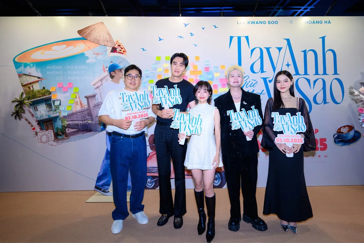 Lee Kwang Soo, Hoàng Hà, Duy Khánh, Cù Thị Trà và đạo diễn Kim Sung Hoon tại showcase Tay Anh Giữ Một Vì Sao