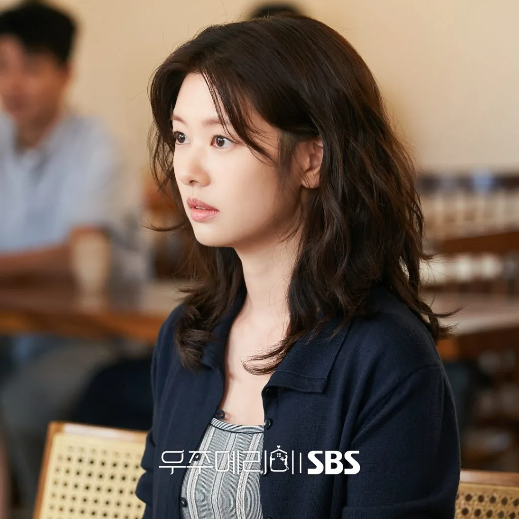 Mái tóc xoăn nhẹ Jung So-min trong “Would You Marry Me?”