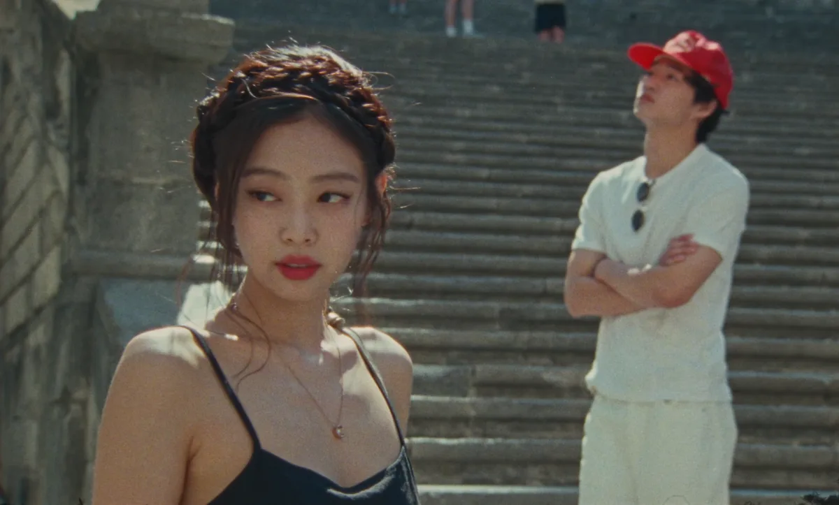 thời trang của jennie trong mv less than a lover 4