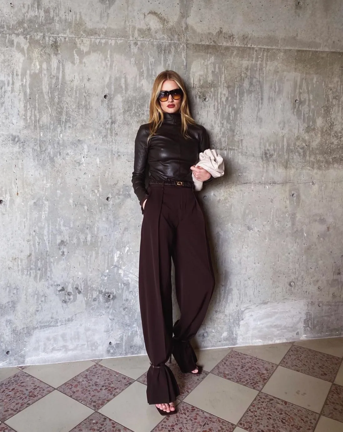 túi clutch 2025 phối quần tây