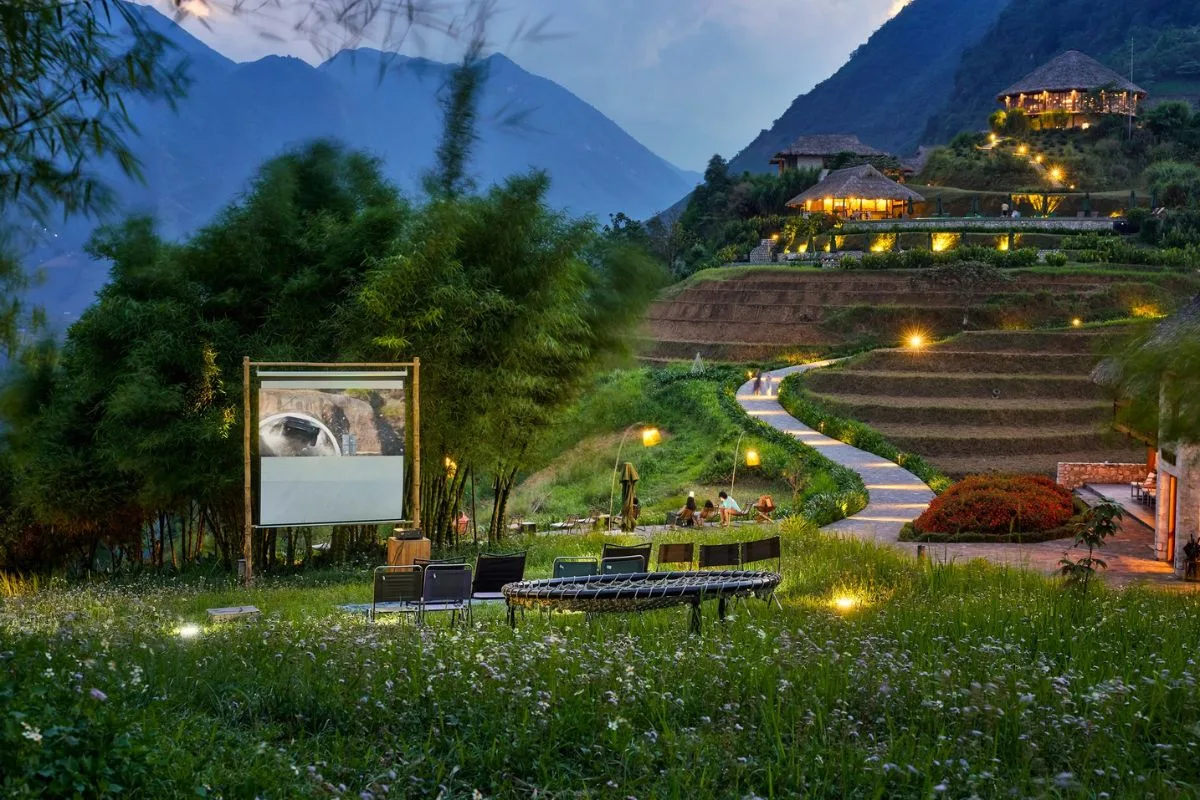 Thung lũng Mường hoa xanh mướt nương ngô tại khu nghỉ dưỡng Topas Ecolodge