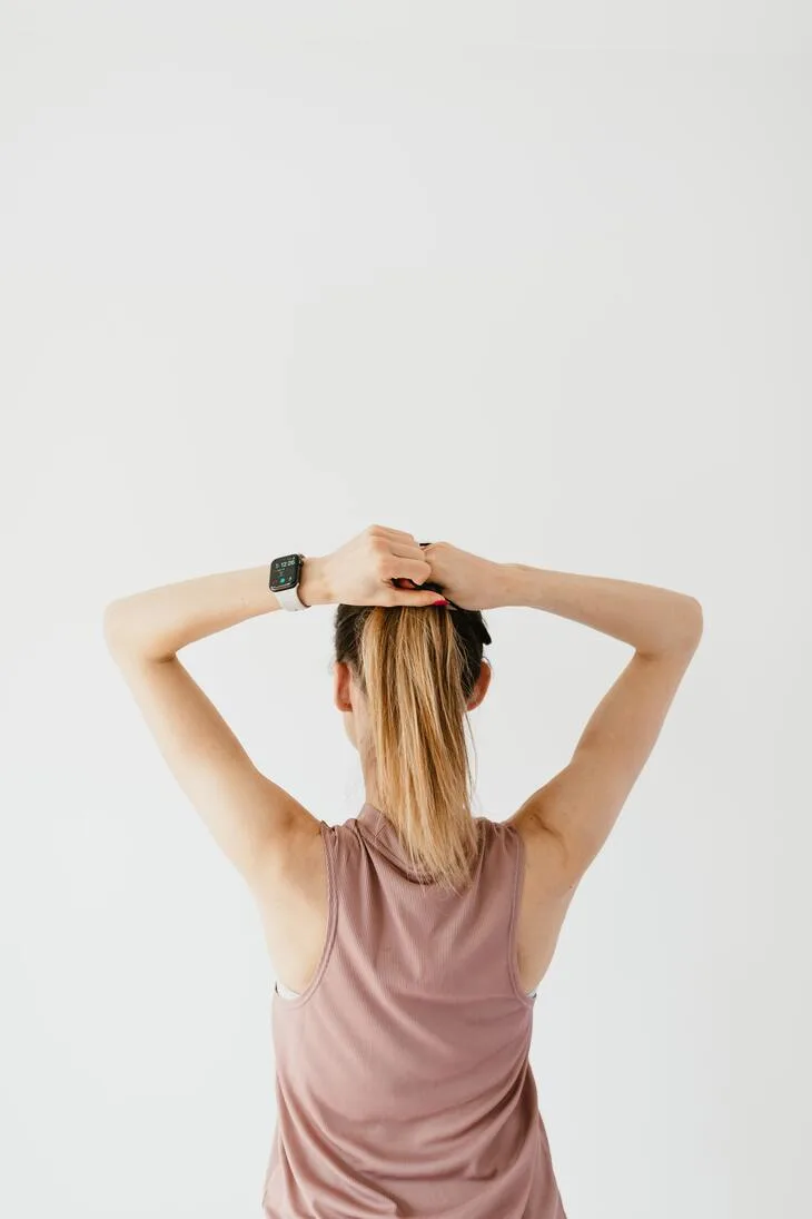 Cột tóc gọn gàng để hạn chế mồ hôi dính ở thân và đuôi tóc. Ảnh: Pexels. Cột tóc gọn gàng để hạn chế mồ hôi dính ở thân và đuôi tóc. Ảnh: Pexels.