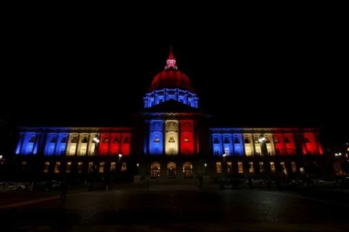 ...và Quảng trường Thành Phố City Hall ở San Francisco, Mỹ cũng hướng về nước Pháp