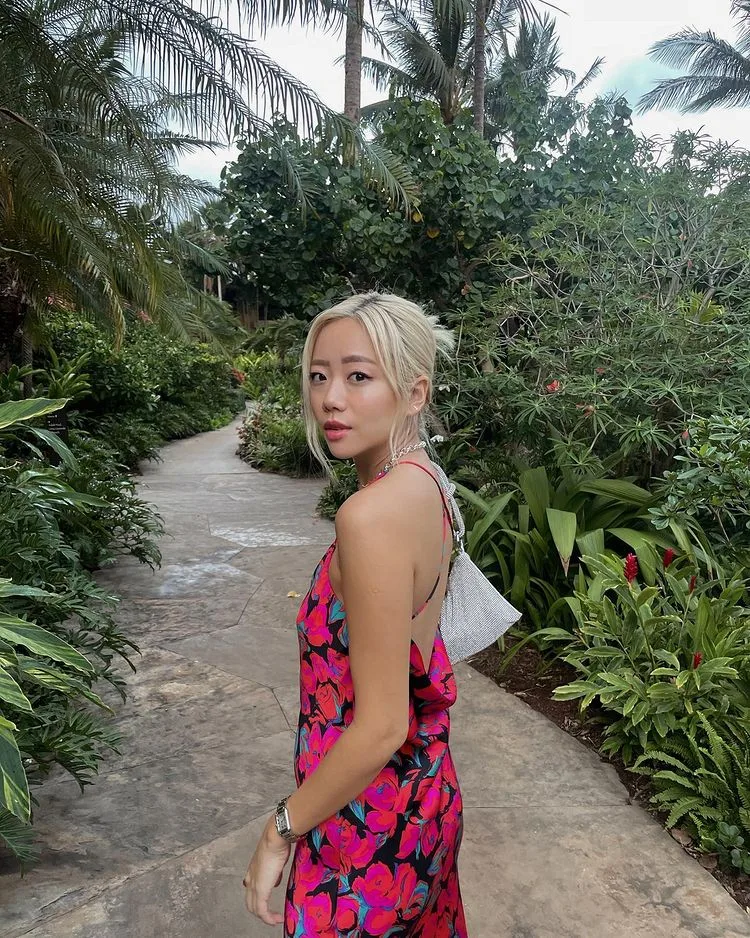 low messy bun chiếm sóng mùa Hè