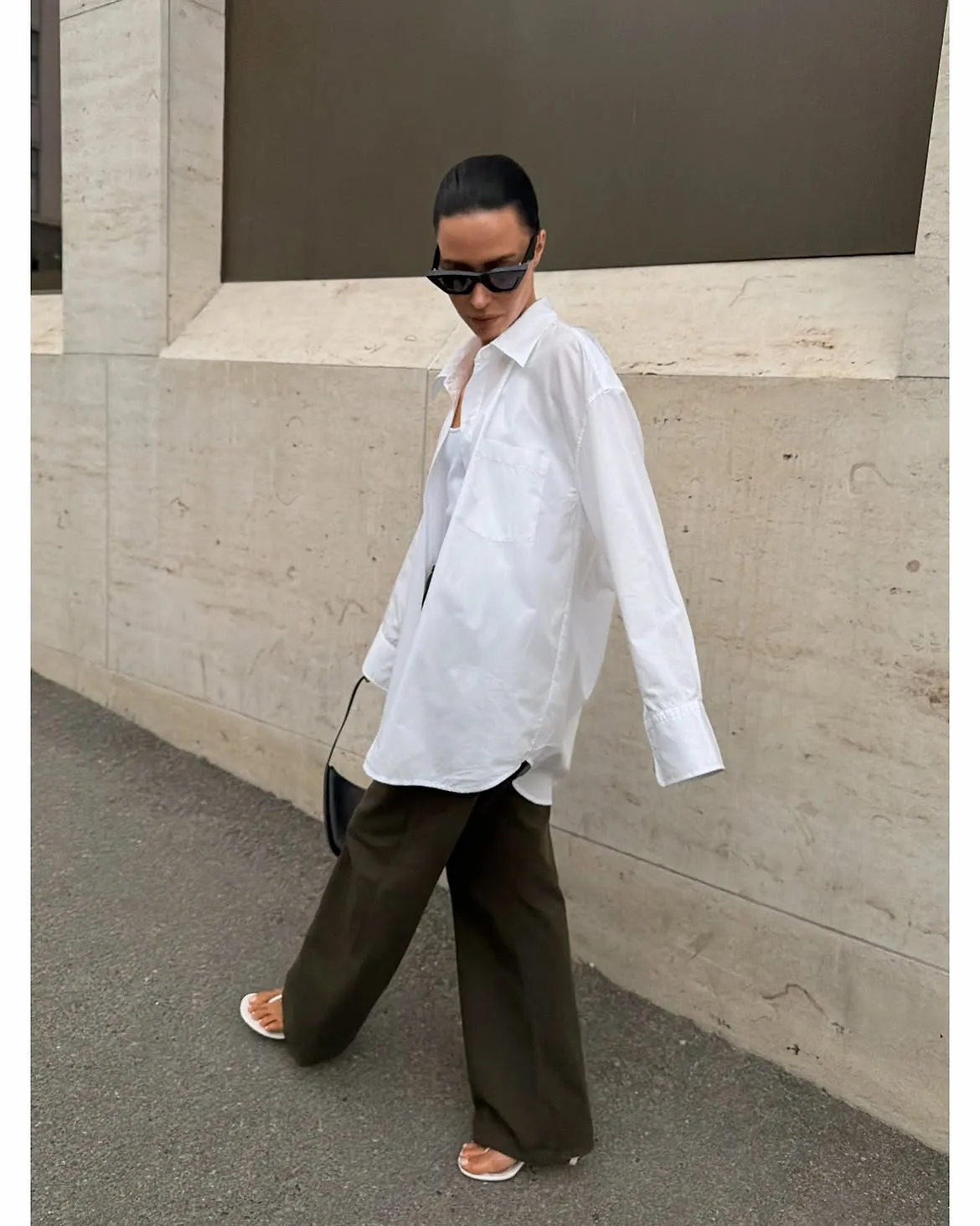 Sơ mi oversized khoác ngoài.