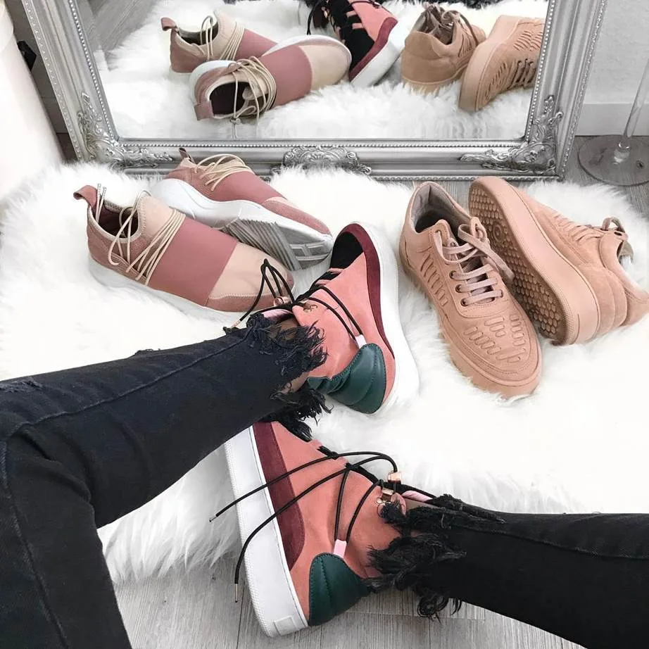Những cô nàng sở hữu tủ giày sneaker trong mơ của mọi cô gái Những cô nàng sở hữu tủ giày sneaker trong mơ của mọi cô gái