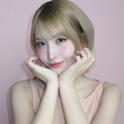 Gương mặt rạng rỡ với lớp nền căng bóng, makeup nhẹ và làn da mịn màng