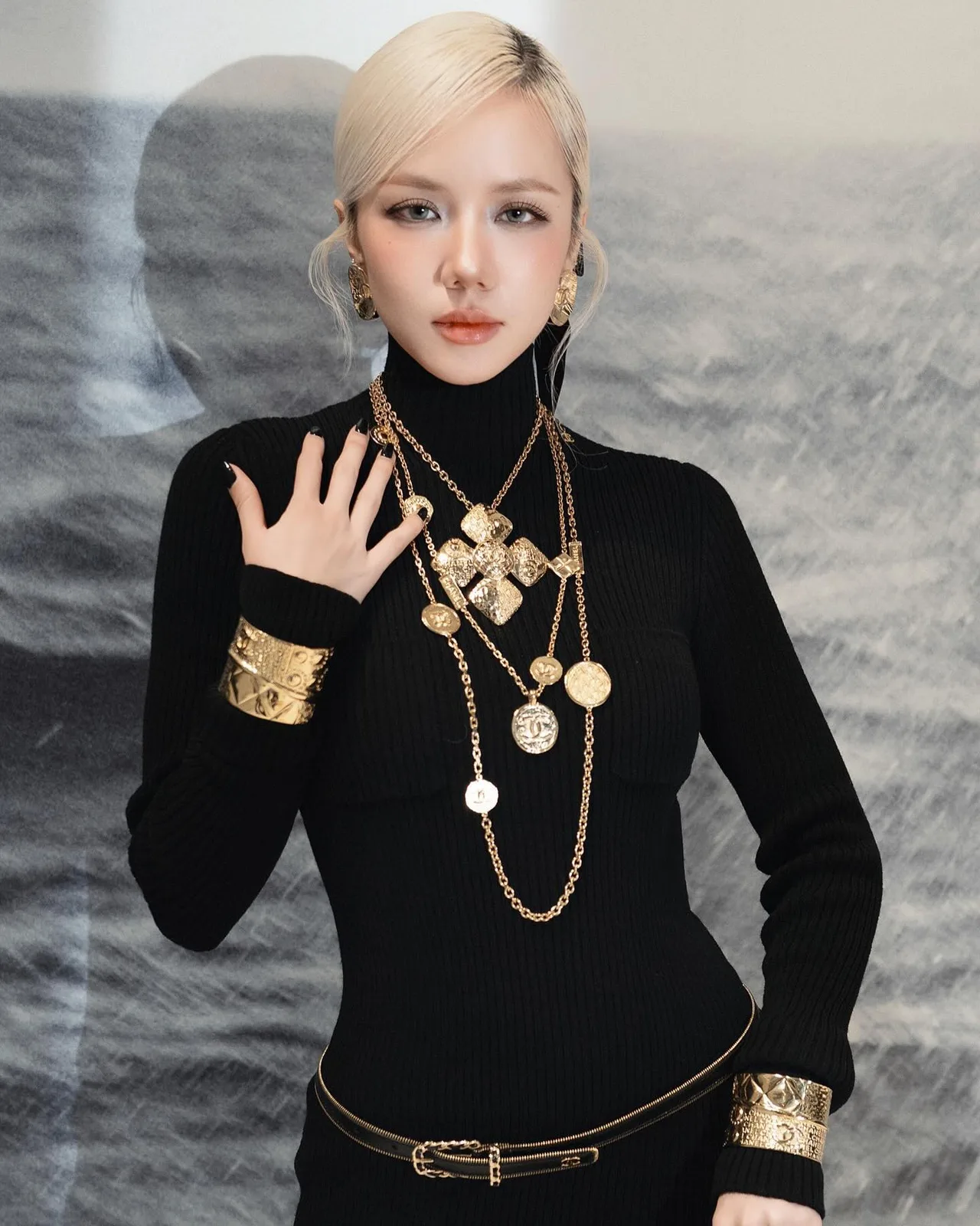 Đặc biệt, nếu bạn là fan của quý bà Coco Chanel, không thể bỏ qua “công thức” trang phục đen tuyền phối cùng bộ trang sức to bản
