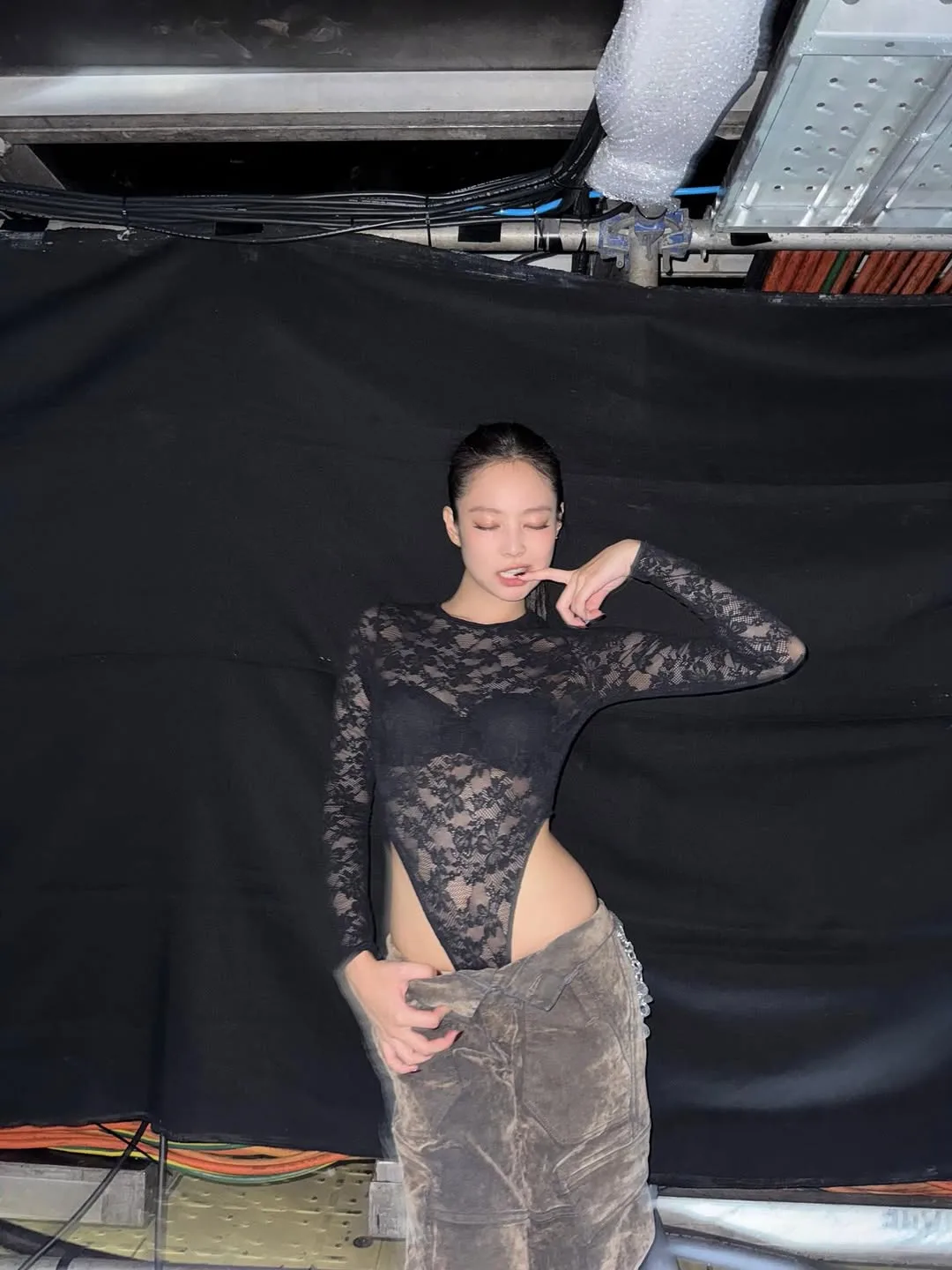 Sự tương phản đầy táo bạo giữa bodysuit ren mềm mại và quần cargo mạnh mẽ.