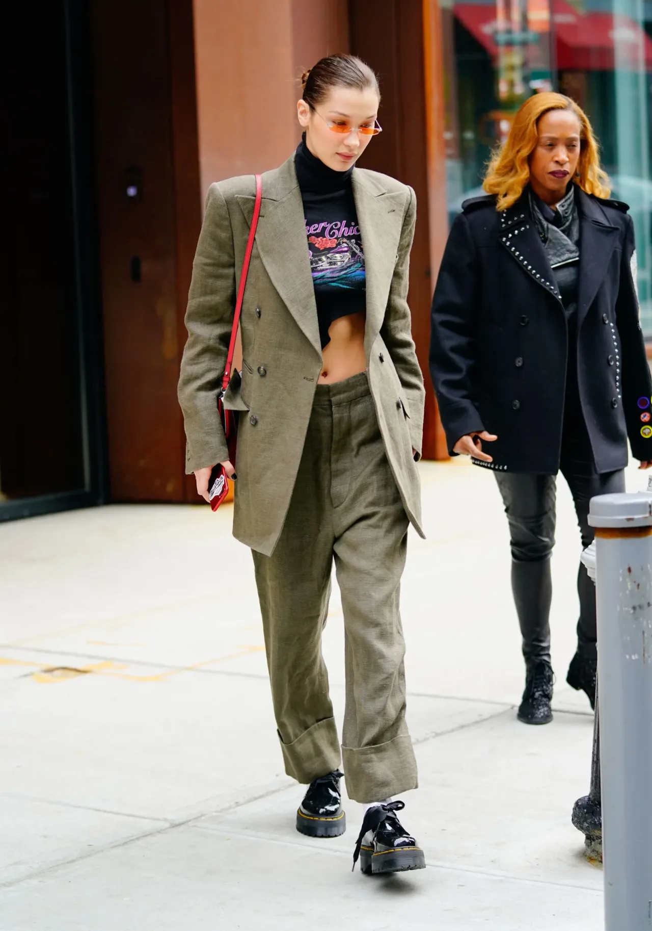 Blazer oversized tạo cảm giác quyền lực và hiện đại