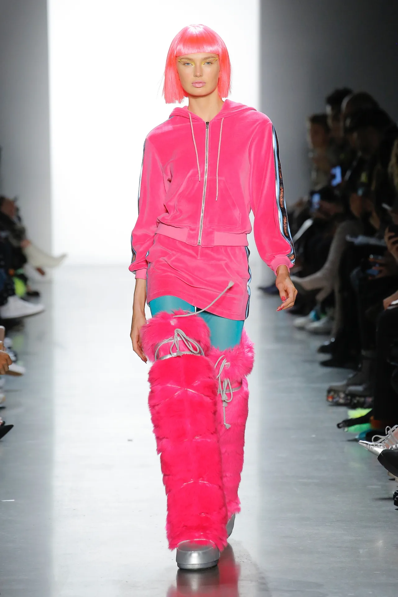 Thương hiệu Jeremy Scott Ready-to-wear Thu-Đông 2018: Rực rỡ sắc màu viễn tưởng Thương hiệu Jeremy Scott Ready-to-wear Thu-Đông 2018: Rực rỡ sắc màu viễn tưởng