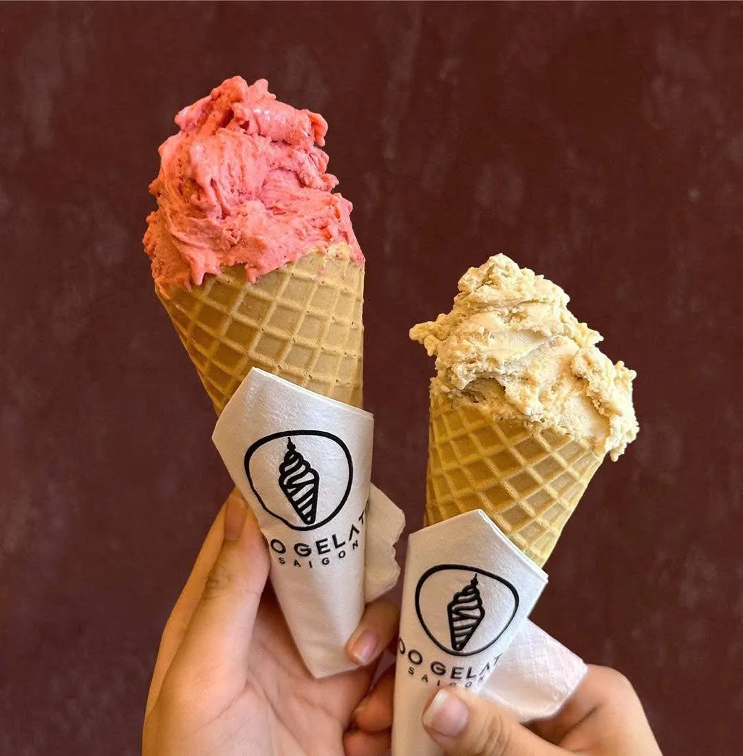 Hoo Gelato Saigon nổi bật với những cây kem đầy màu sắc.
