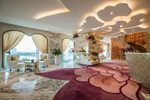 Nội thất của The Spa gây ấn tượng bởi sự kết hợp độc đáo giữa tiện nghi xa xỉ và cảm hứng thiên nhiên. Ngay từ quầy lễ tân tại tầng 6 đã toát lên vẻ huy hoàng quý phái với đá cẩm thạch trắng, tường lát gạch mosaic vàng, thảm hoa hồng và bộ sofa bọc da không thể quyến rũ hơn.