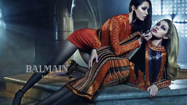 Bella sải bước tự tin trên sàn diễn của Balmain x H&M hồi năm 2015.