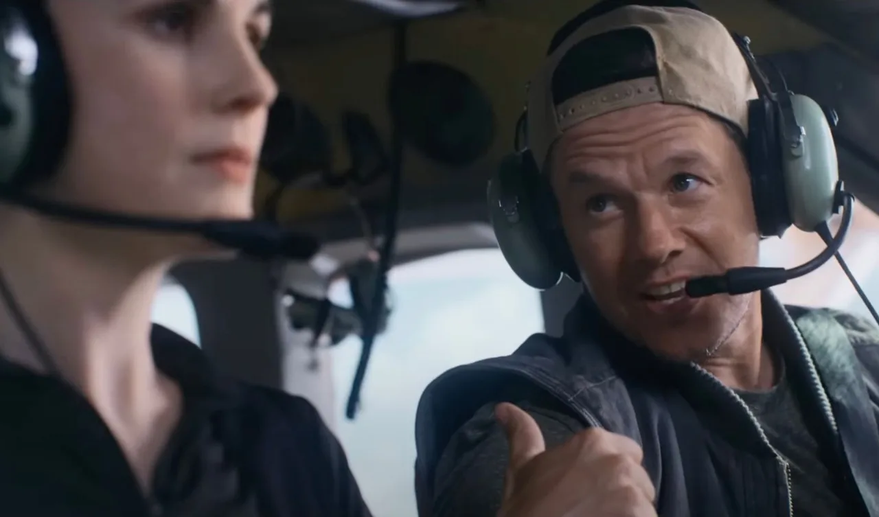 Cảnh Mark Wahlberg trong phim Cuộc đào tẩu trên không