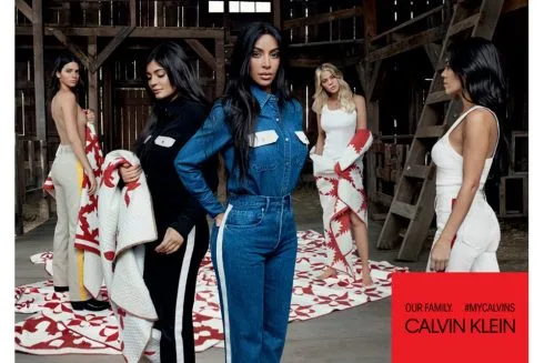 Chị em Kim Kardashian kẻ khoe người giấu bụng bầu trong bộ ảnh của Calvin Klein Chị em Kim Kardashian kẻ khoe người giấu bụng bầu trong bộ ảnh của Calvin Klein