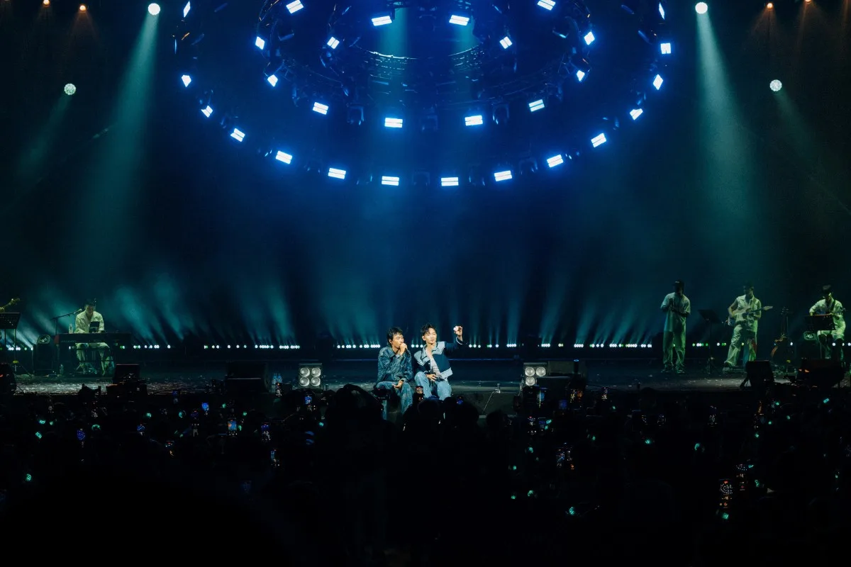 Hai nghệ sĩ ghi lại khoảnh khắc trình diễn ca khúc Một Ngày Nào Đó cùng khán giả tại concert Xoay tròn