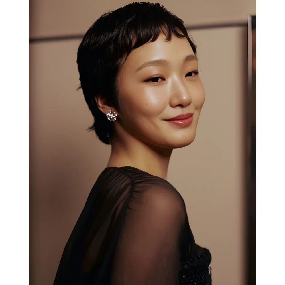 Kim Go Eun chụp ảnh hậu trường tại Cannes 2025.