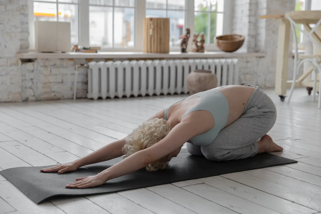 Tập yoga tư thế em bé Tập yoga tư thế em bé