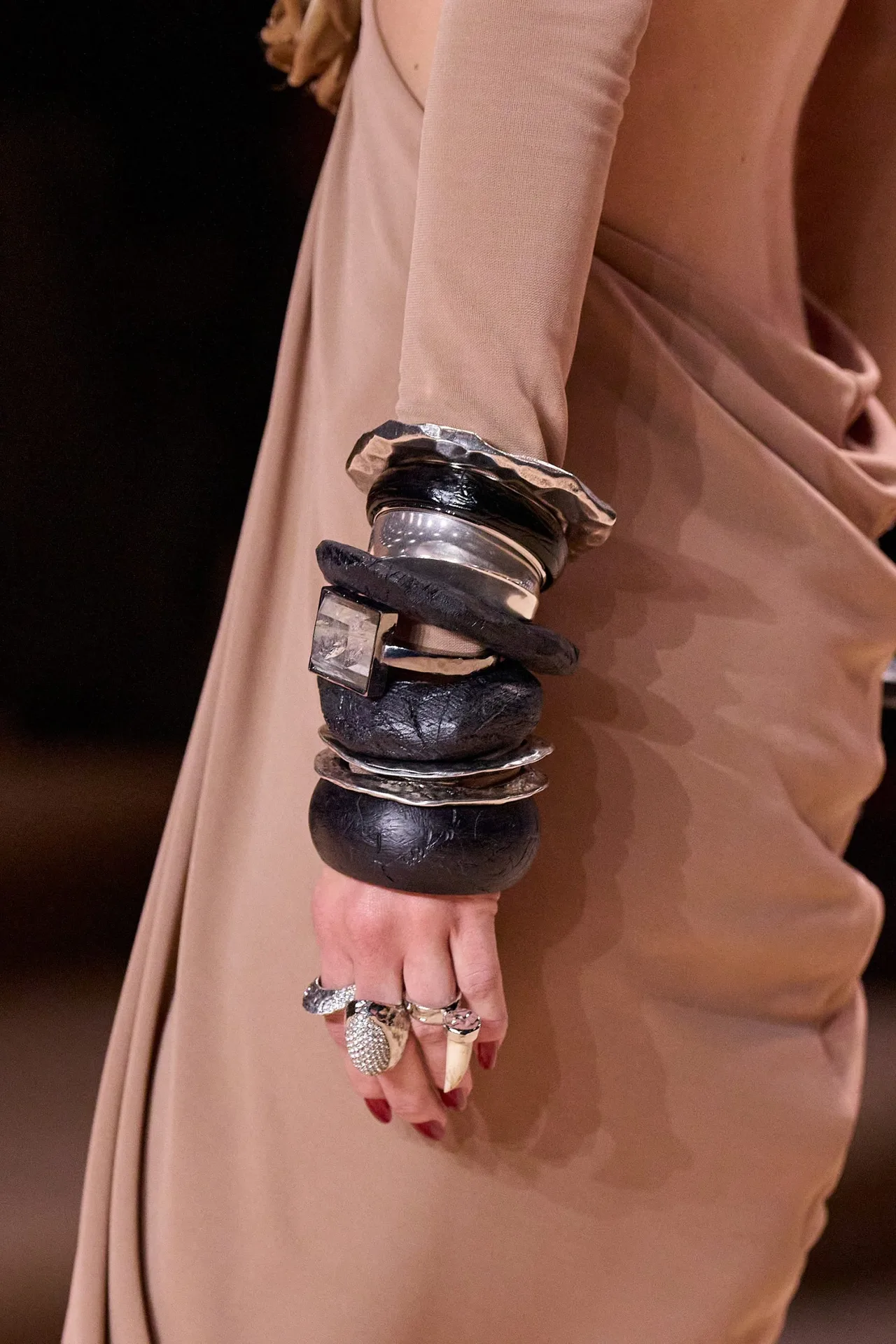 Phụ kiện Saint Laurent ready-to-wear mùa Đông 2022 Look 48