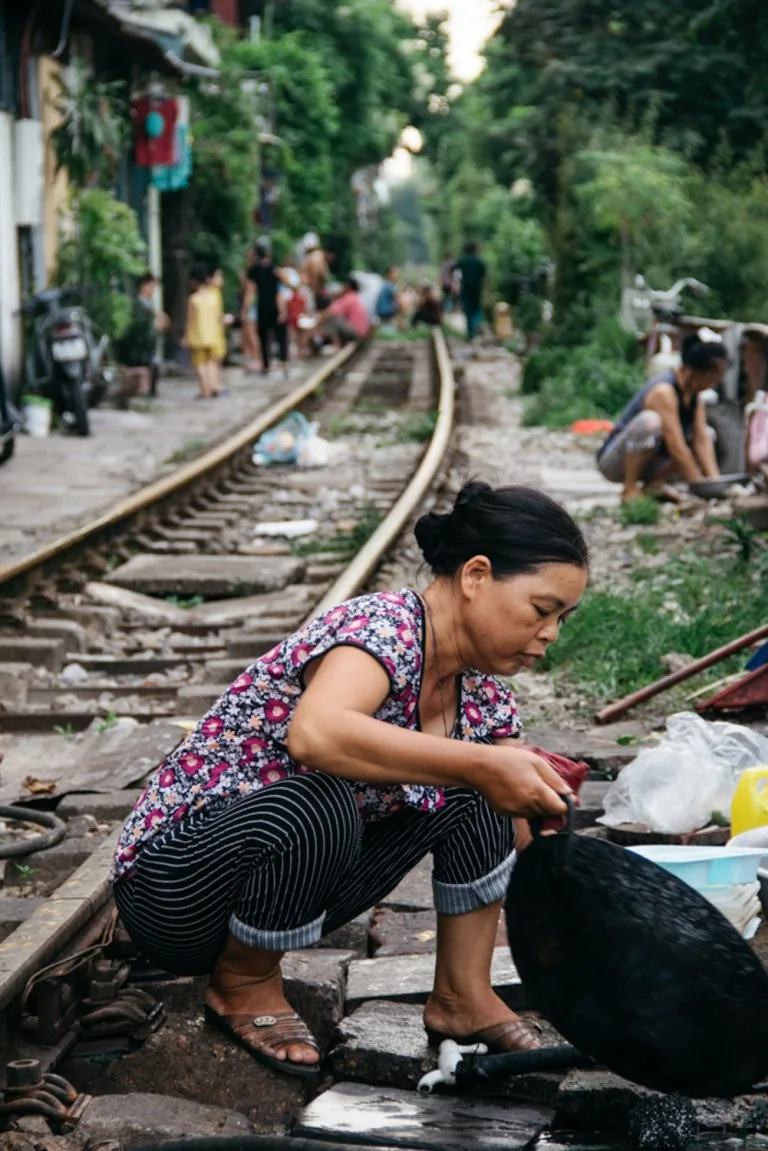 Bộ ảnh: cuộc sống người Hà Nội đôi bên đường ray tàu lửa qua lăng kính nước ngoài