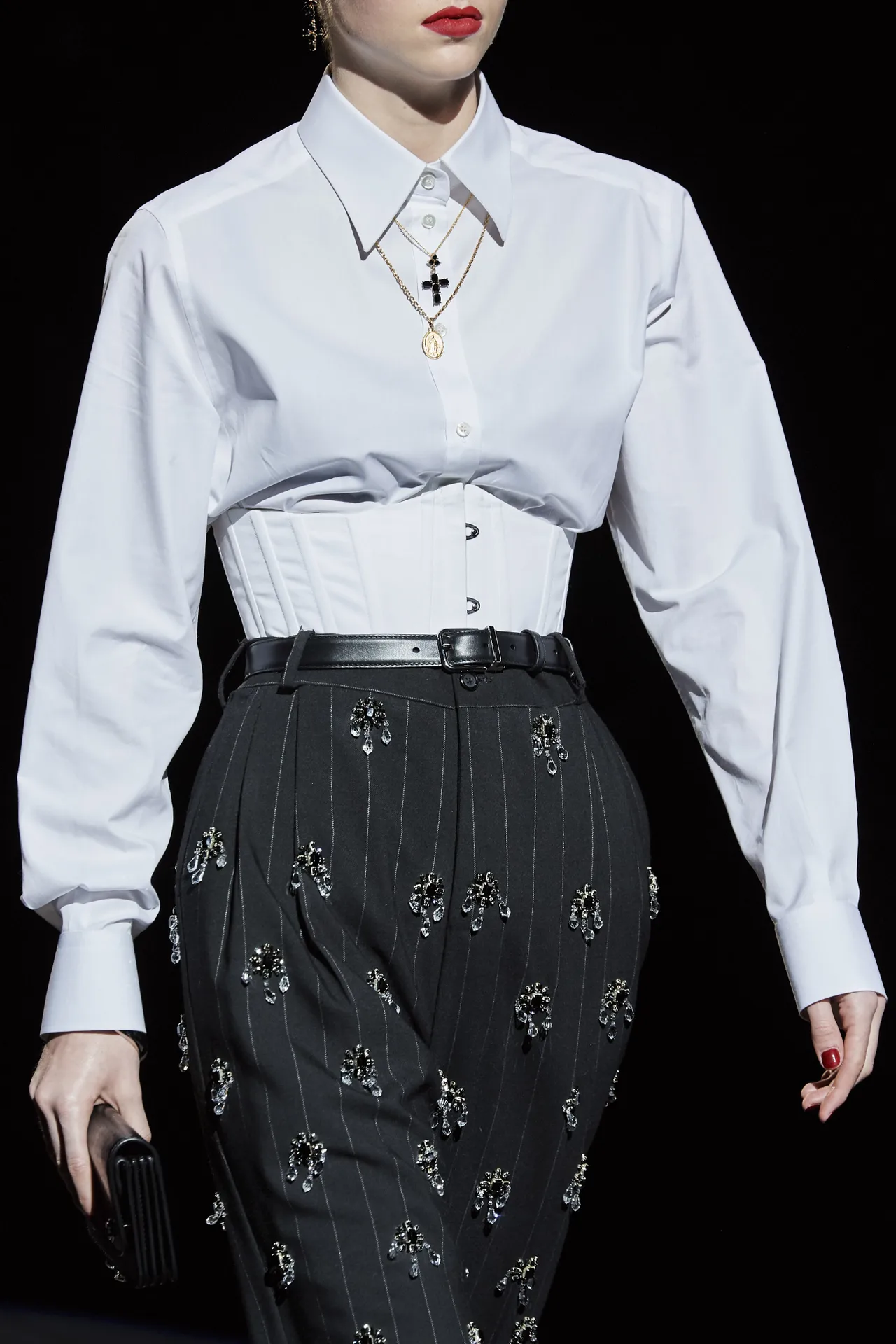 Cách phối đồ đẹp với quần âu kết cườm từ BST Dolce & Gabbana Thu - Đông 2020