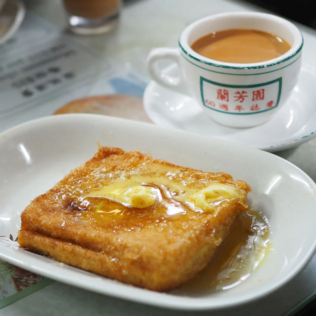 Bánh và trà sữa ở Lan Fong Yuen
