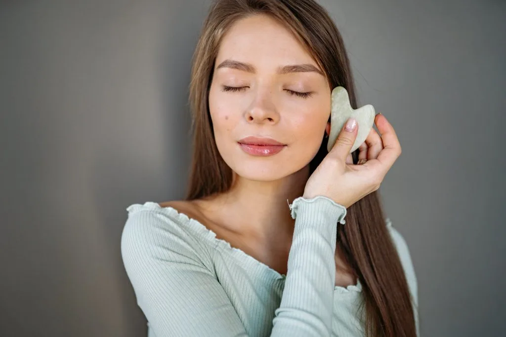 Phương pháp massage mặt với Gua Sha giúp nâng cơ. Phương pháp massage mặt với Gua Sha giúp nâng cơ.