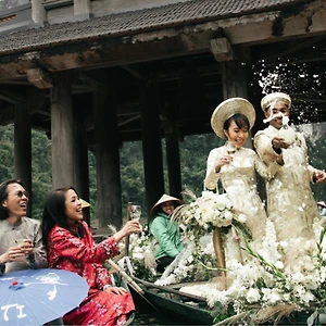 Đám cưới “Trăm năm nét xưa” của con gái doanh nhân Chu Thị Hồng Anh