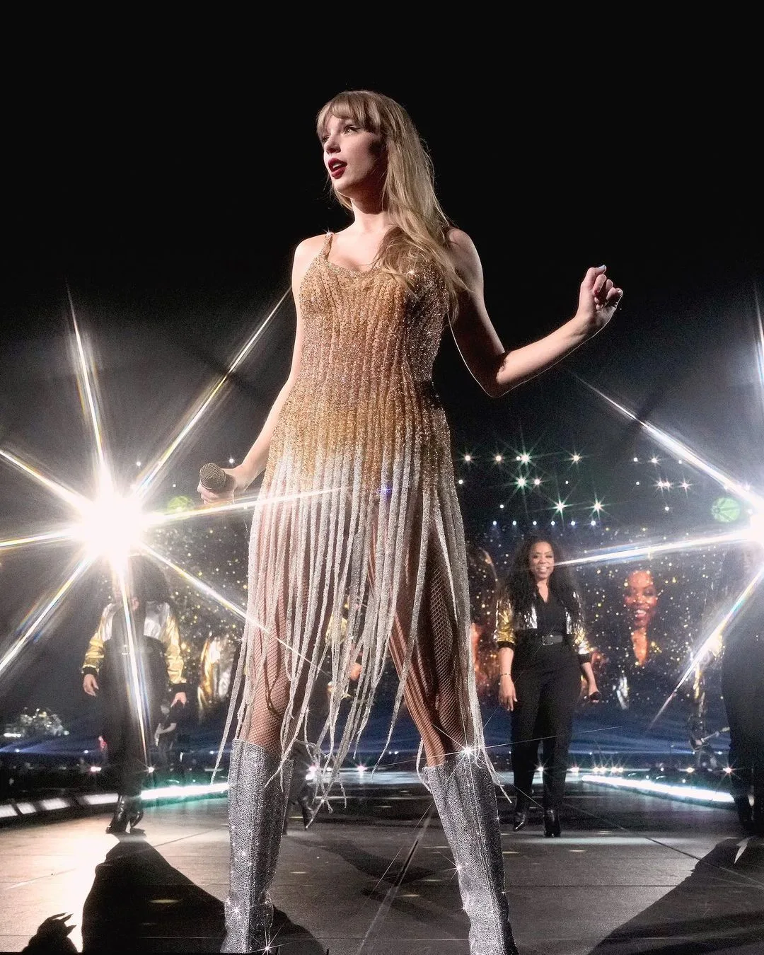Taylor diện đầm tua rua của nhà hãng ý