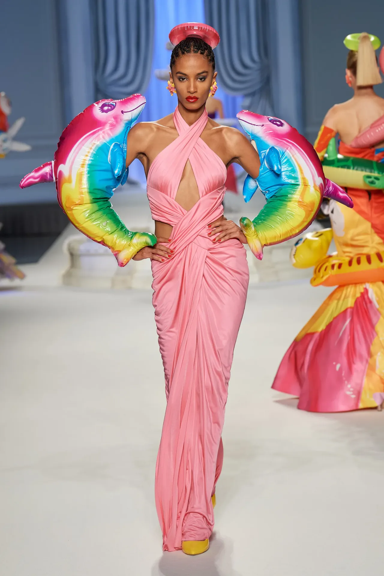 BST Moschino SS23 với đồ chơi phao làm phụ kiện