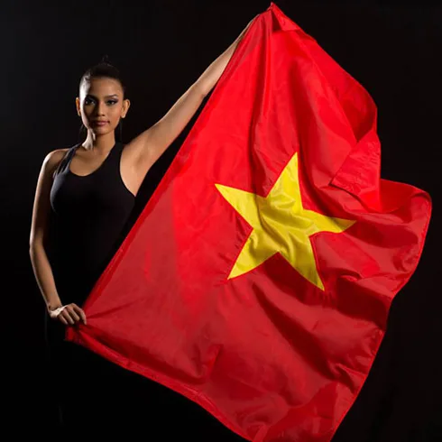 Trương Thị May chụp hình cùng cờ Việt Nam