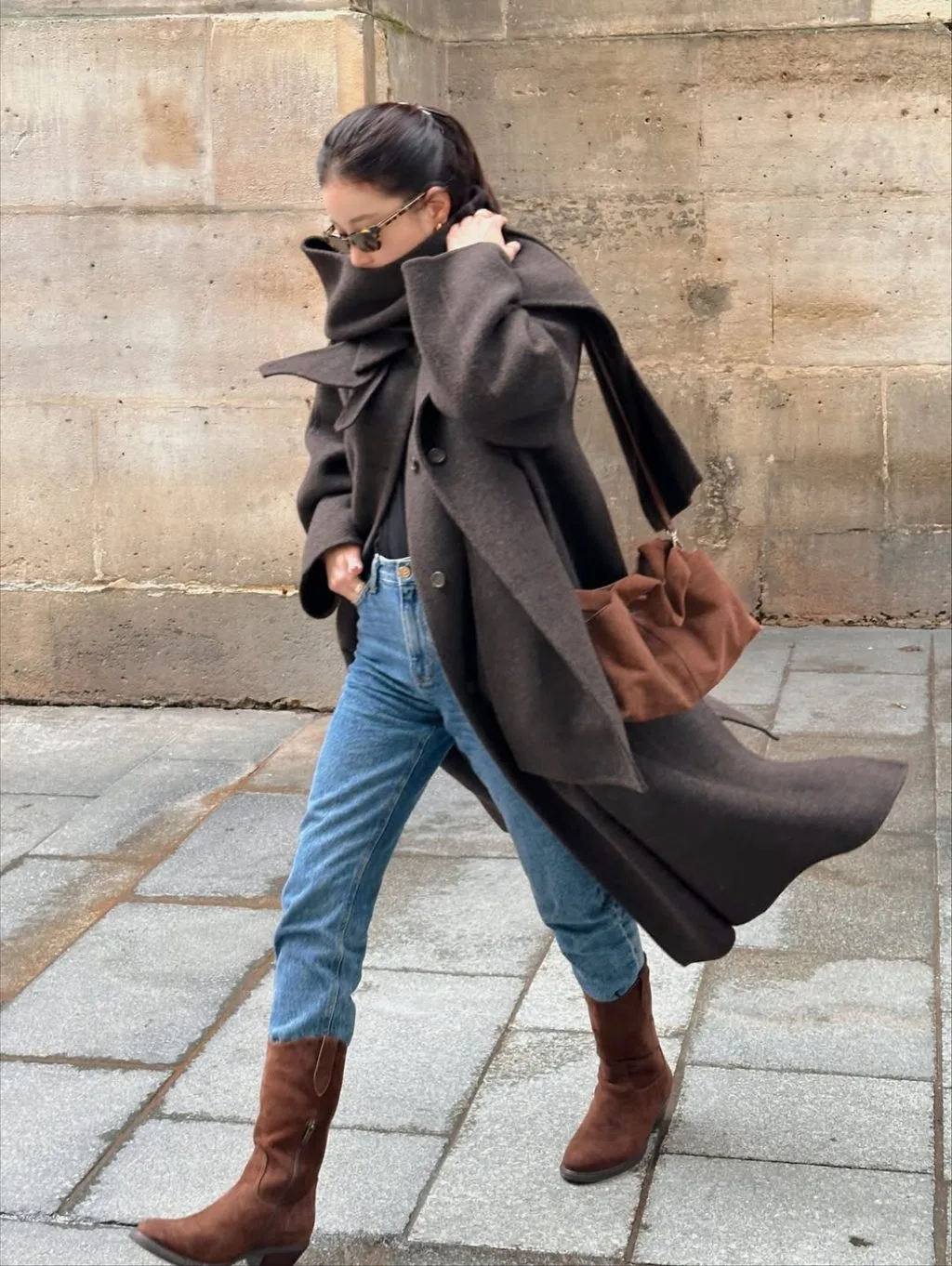 Ki Eun-se bước đi giữa phố lạnh trong chiếc coat dài tối màu, tạo nên vẻ đẹp thanh thoát của mùa Thu–Đông.