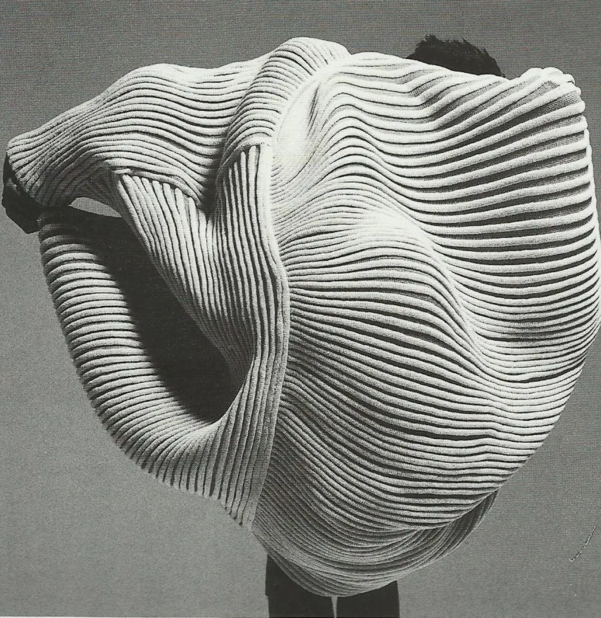 trang phục pleats của Issey Miyake