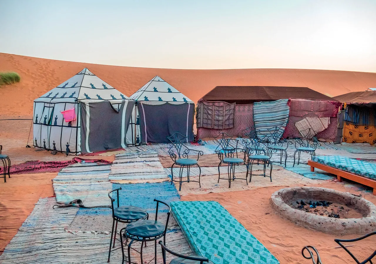 Morocco du lịch các túp lều cắm trại tại Sahara Morocco du lịch các túp lều cắm trại tại Sahara