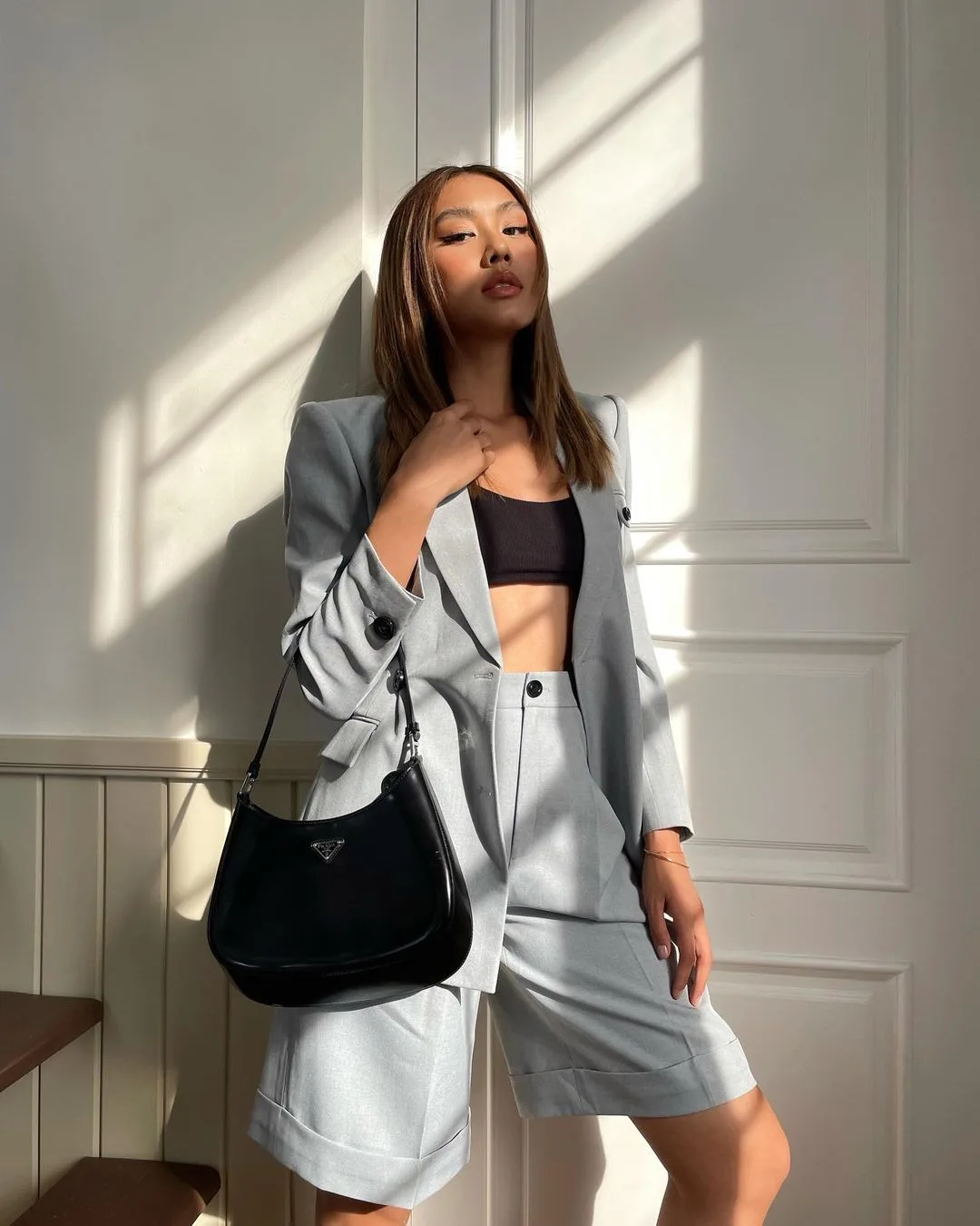 áo blazer pastel và bra top đen