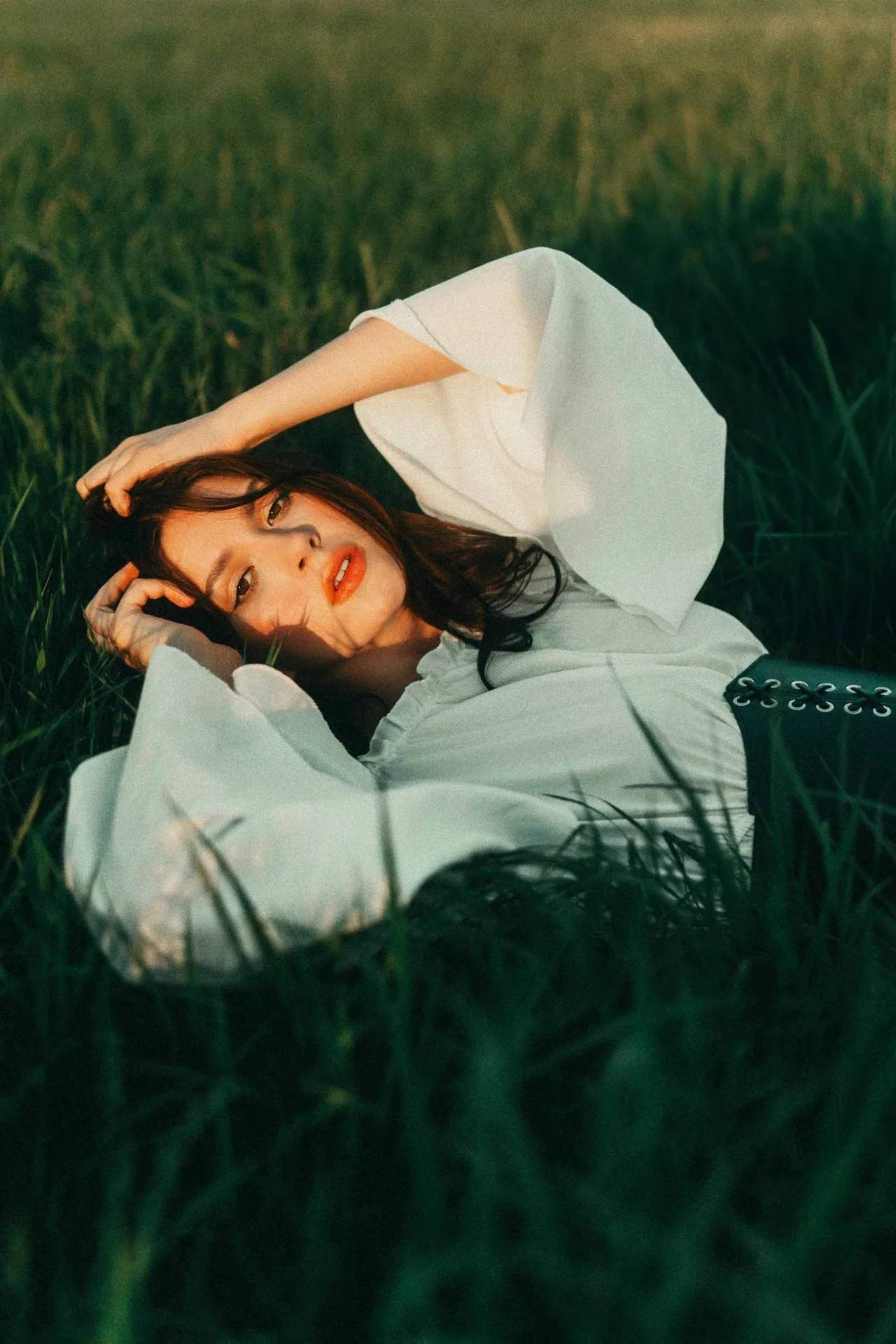 cung hoàng đạo phát triển mối quan hệ cô gái cung hoàng đạo trên bãi cỏ