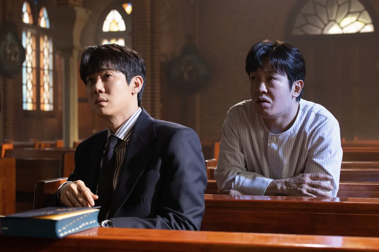 Yoo Yeon Seok và diễn viên khách mời Heo Sung Tae trong phim Phantom Lawyer