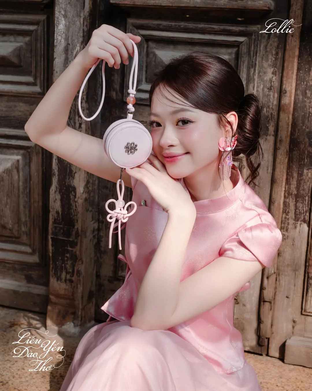 Nút thắt đồng tâm phiên bản hiện đại từ chất liệu dây thừng mỏng - một điểm chạm độc đáo giữa di sản và tương lai.