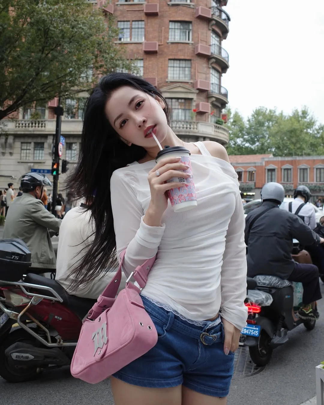 Áo ba lỗ - item không thể thiếu của các tín đồ thời trang.