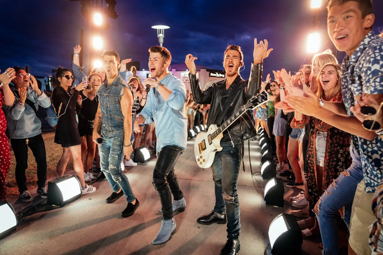 jonas brothers biểu diễn tại VMAs