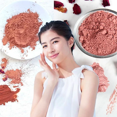 Cô gái ở giữa và đất set đỏ là background