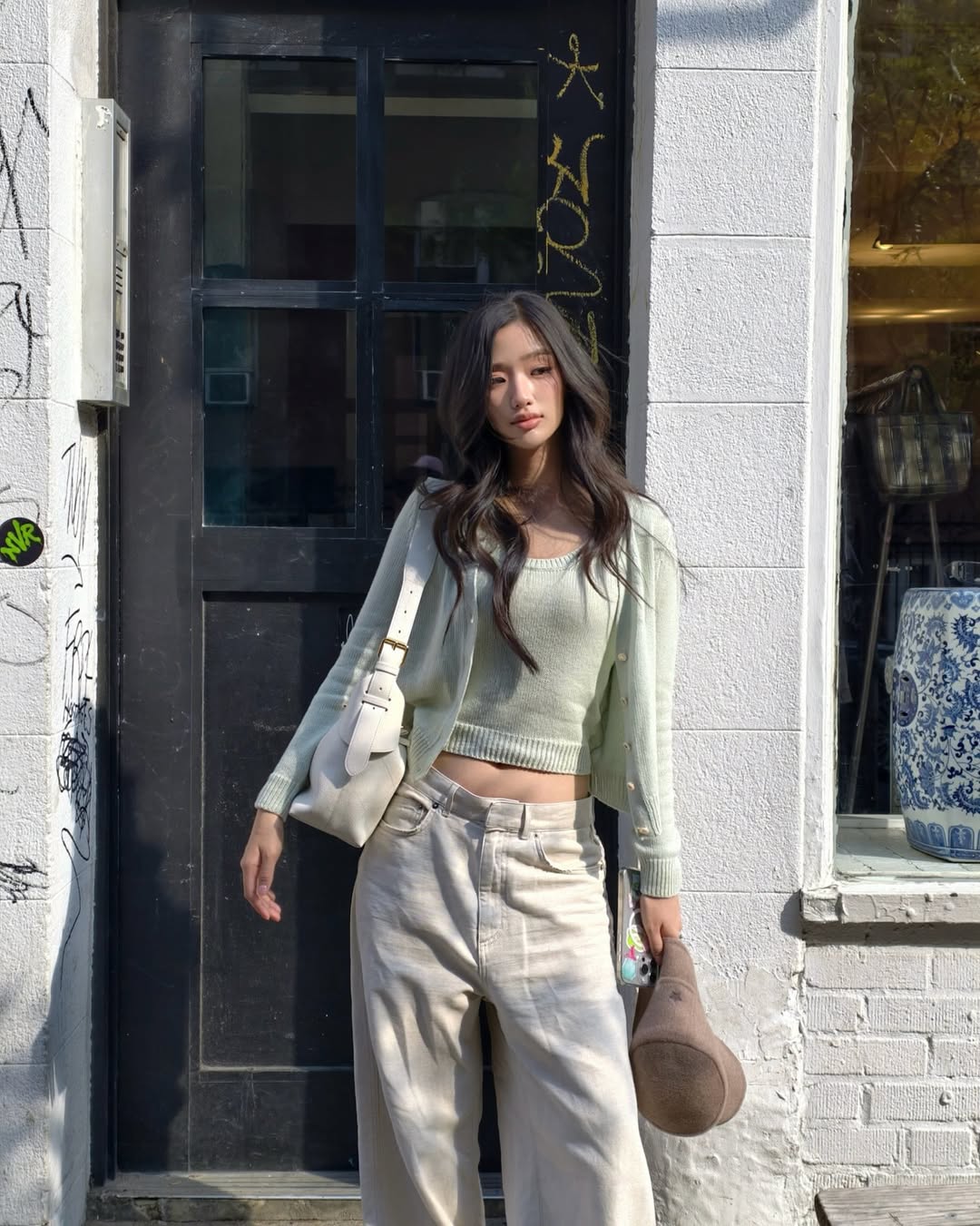 Tu Tontawan diện túi Dior Voyage