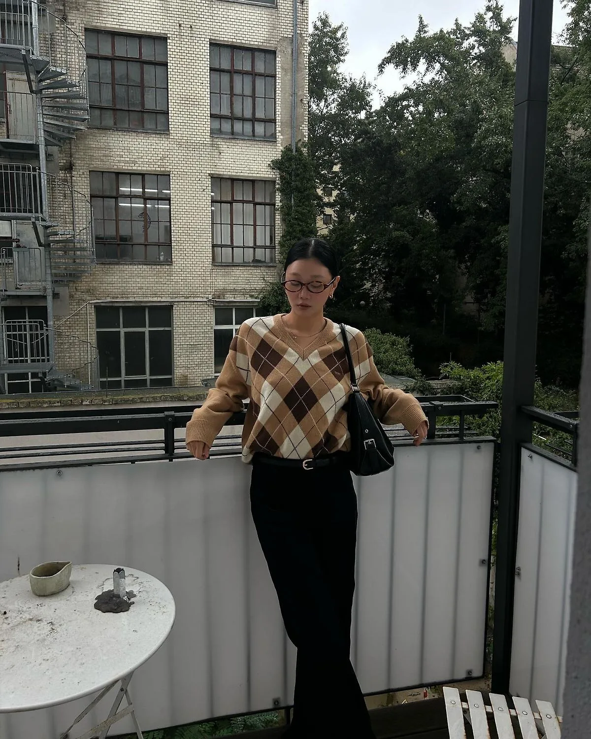 @azraelyoni diện áo len họa tiết