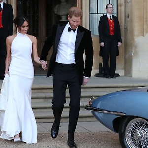 NTK Stella McCartney tái tạo lại chiếc váy cưới của Meghan Markle