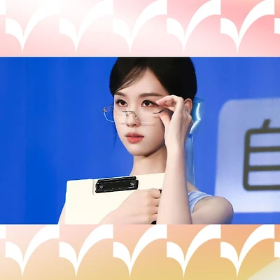 Makeup look công sở thanh lịch với kính mắt, phù hợp phong cách clean girl hiện đại